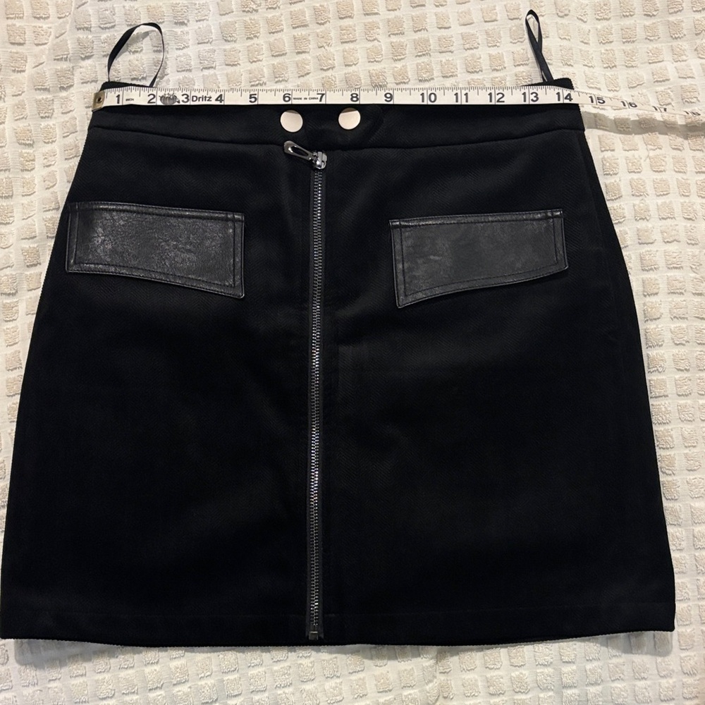 Elegant Black Mini Skirt with Zipper Detail